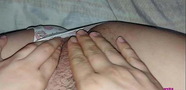 Jugando con el coño de mi amiga Eli